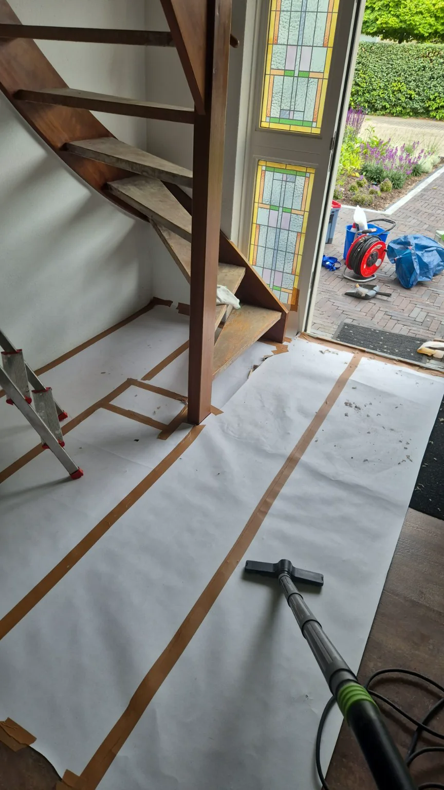 Open houten trap nadat de oude bekleding is verwijderd