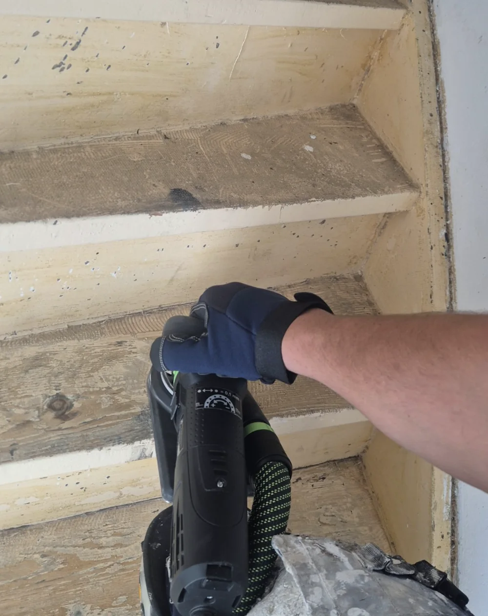 Lijmresten van een houten trap verwijderen met professionele machine